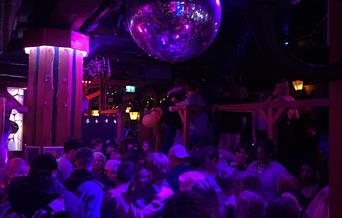 innsiden med folk