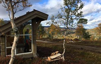 Gapahuk med utsikt over Hovden, bilde