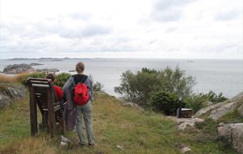 Lysløypa på Spangereid, 2 stykker som ser utover havet