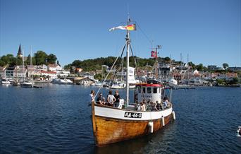 Badebåten med passasjerer.