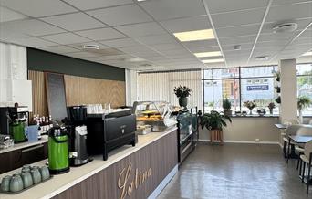 Oversiktsbilde av kafédisk og sitteområde hos Latina Café.