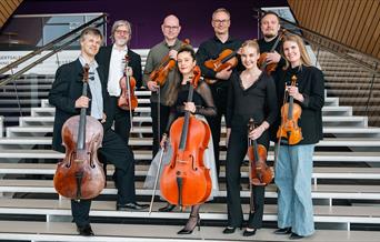 Kristiansand Kammermusikk ensemble med sine strykeinstrument fotografert i trappa på Kilden i Kristiansand.