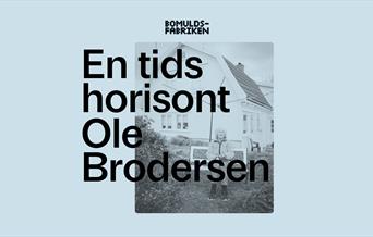 Plakat i grått for Kunstutstilling med kunst av Ole Brodersen. Midt på er foto av et hus med en eldre dame foran.