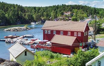rødt hus ved vannet