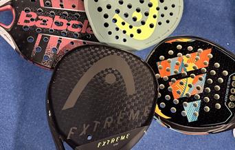 Padel rackerter som holdes mot hverandre