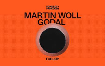 Martin Woll Godal kunst. Oransje bakgrunn med en svart runding med sølvkant i midten og kunstnerens navn i svart.