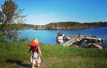 lita tulle med redningsvest på Gravane på Merdø