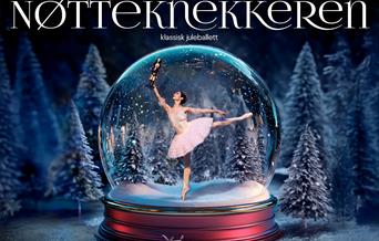ballettdanserinne inni en snøkule