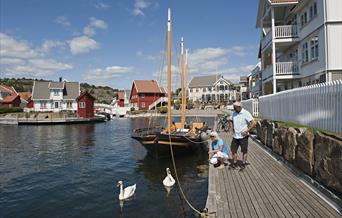 På brygga ved Hotel Lyngørporten på Gjeving mellom Risør og Tvedestrand