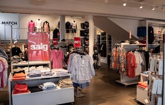 Inne i klesbutikken Match