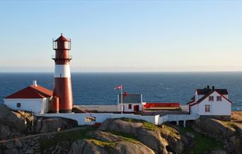 Utsikt over Ryvingen fyr og ut over havet