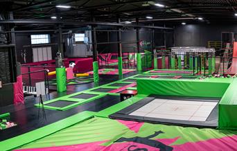Skyland Trampolinepark i Arendal med trampoliner og annet utstyr til hopping