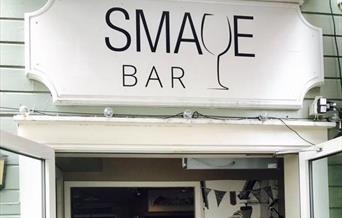 Smaue Bar skilt