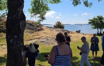 Folk ute i naturen ved siden av stolpen