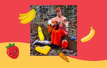dame i røde clown aktige klær og gitar med frukt og grønnsaker rundt fordelt rundt forbi på bilde