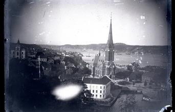 gammelt foto av Trefoldighetskirken i Arendal