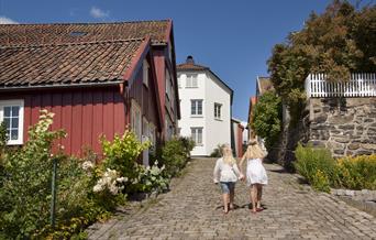 brosteinslagte smug i arendals gamle bydel Tyholmen