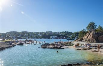 yrende badeliv ved Løkholmen strand i Arendal