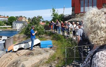 guide med en gruppe mennesker på Lyngør