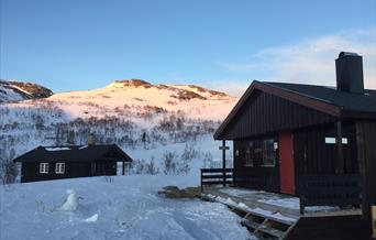 Hytte på fjellet en vintermorgen, bilde