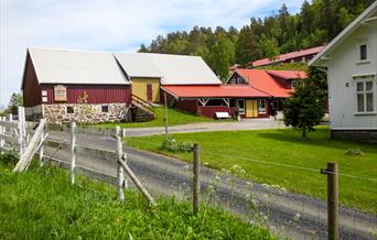 Størdal gård inneholder låve med serveringslokale, gårdskjøkken og gårdsbutikk