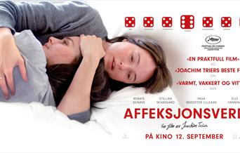 plakat for kinofilmen Affeksjonsverdi med de to hovedskuespillerinnene som ligger i en seng og holder rundt hverandre