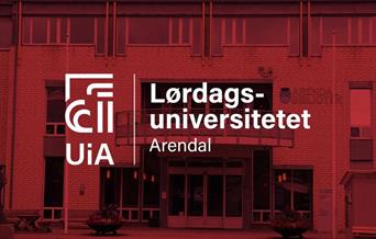 logo til lørdagsuniversitetet uia arendal med arendal bibliotek i bakgrunnen