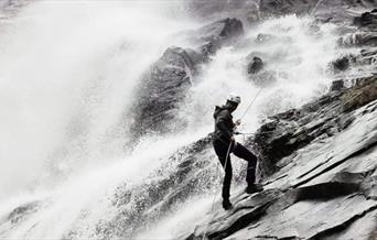 Rapellering ned Reiårsfossen