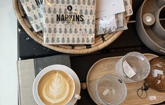 Kaffekopp, servietter og diverse interiør