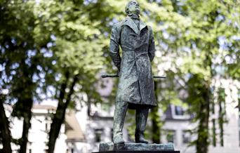 Statue av Henrik Wergeland i Wergelandsparken