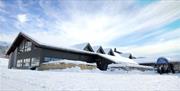 Du finner oss på Fidjeland, 650 moh, nabo til Fidjeland Skitrekk. Vi har 65 rom, fordelt på 2 etg. Restauranten er åpen fre 18-21, lør 13-21.