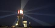 Lindesnes fyrtårn med lykt på natta