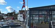 Restaurantlokale med flagg utenfor