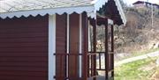 Lindesnes Camping og Hytteutleie - Rød hytte med hvite karmer