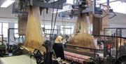 Inni Uldvarefabriken,  maskiner som vever teppe