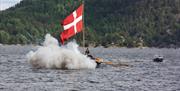 Kanonjolla "Øster Riisøer 3" fyrer av kanonen.