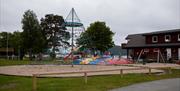Solstrand Camping lekeplass. Klatretårn midt i, og fargerik hoppemadrass vedsiden av.
