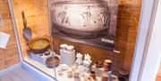 Utstilling av ulike gamle kjøkken gjenstander
