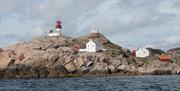 Utsikt inn mot Lindesnes fyr fra havet