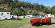 En rød lekebil på campingplassen.