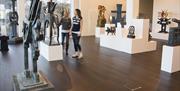 Utstillingen med skulpturer på KUBEN