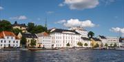 Det gamle rådhuset i Arendal sett fra sjøen