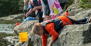 Barn som fisker i skjærgården