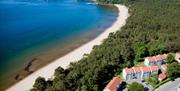Ferietun, utsikt, strand langs vannet, og skog langs stranden