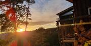 Utsikt fra tretopphytte i solnedgang