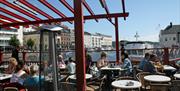 uteservering i sjøkanten på Fiskebrygga Pub & Vinstue i Arendal