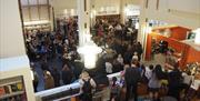 fult av folk på Arendal bibliotek under en konsert