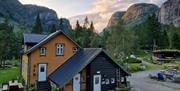 gult hus og fjell bak