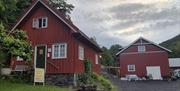Bakeriet ligger i gårdens røde bryggerhus