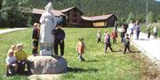 Staty i stein utanfor Setedalsmuseet